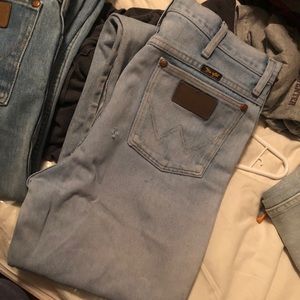 Wrangler cowboy cut slim fit 34x38. Light wash
